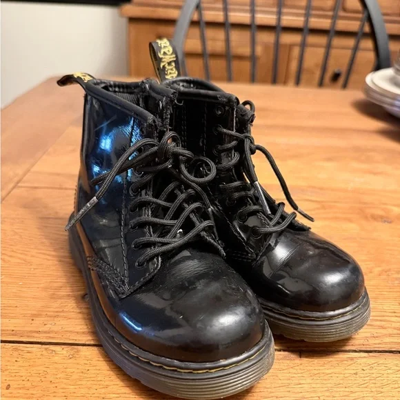 Dr. Martens Shiny Black Kids Boots size 10 - Picture 2 of 9
